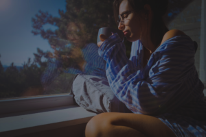 Mulher refletindo sobre padrões emocionais repetitivos e decisões da vida
